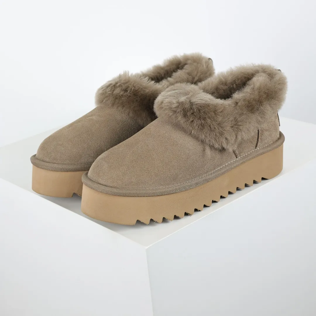 Pick up locally 💰580 Core recommendation Good price It is a very suitable choice for home use. In recent years, uug has launched a series of styles, which are partially geared towards the preferences of young consumers and have also moved to the forefront of fashion trends. Shoe body material: water-repellent coated suede upper, 17 mm UGGPURE™ implantable wool insole, lightweight non-slip and comfortable rubber outsole, with brand LOGO and trademark, with full packaging Size: 35 36 37 38 39 40